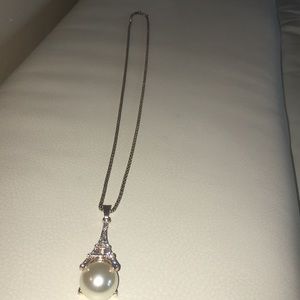 Gold Plated Eiffel tower pearl necklace Like new